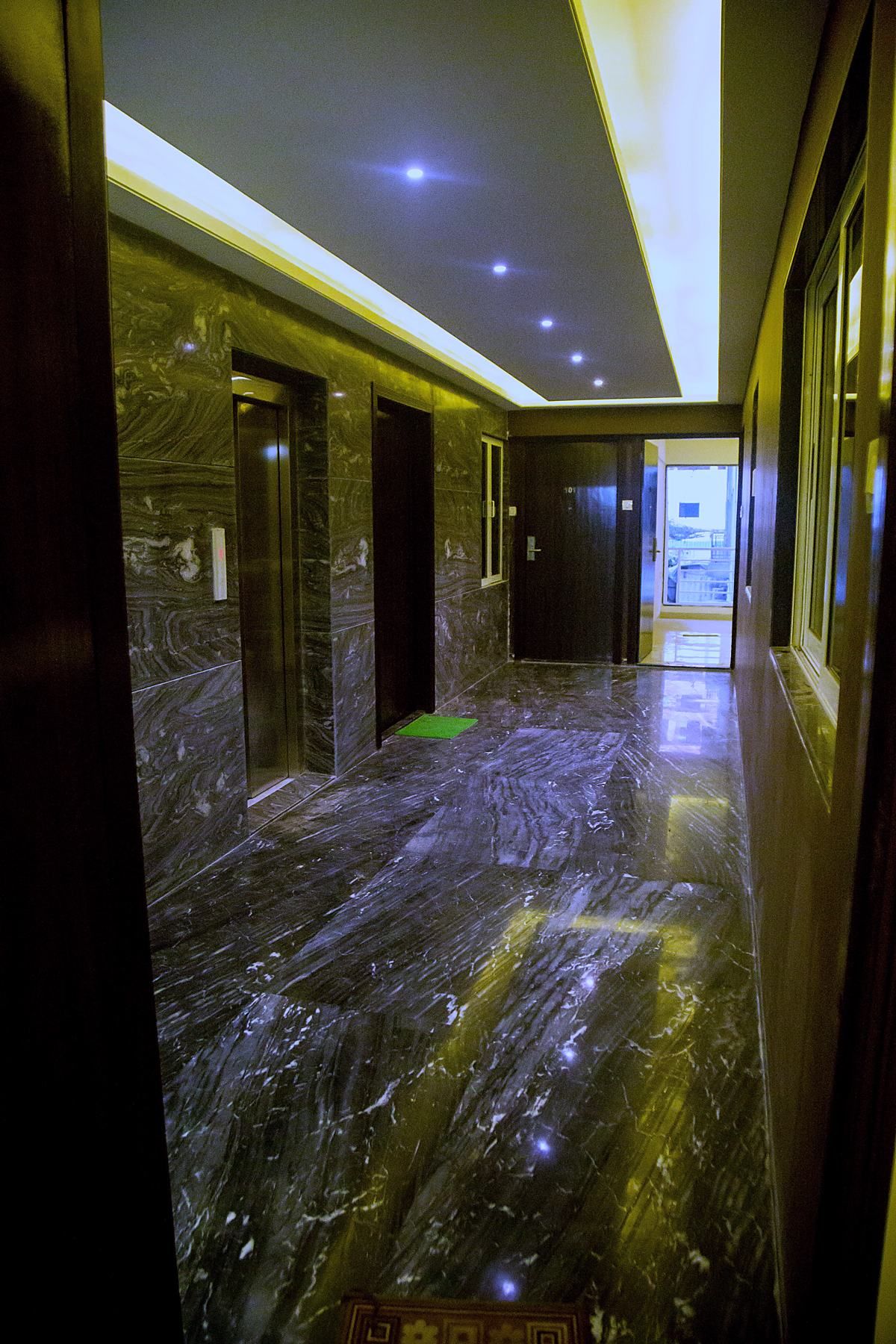 Floor corridor