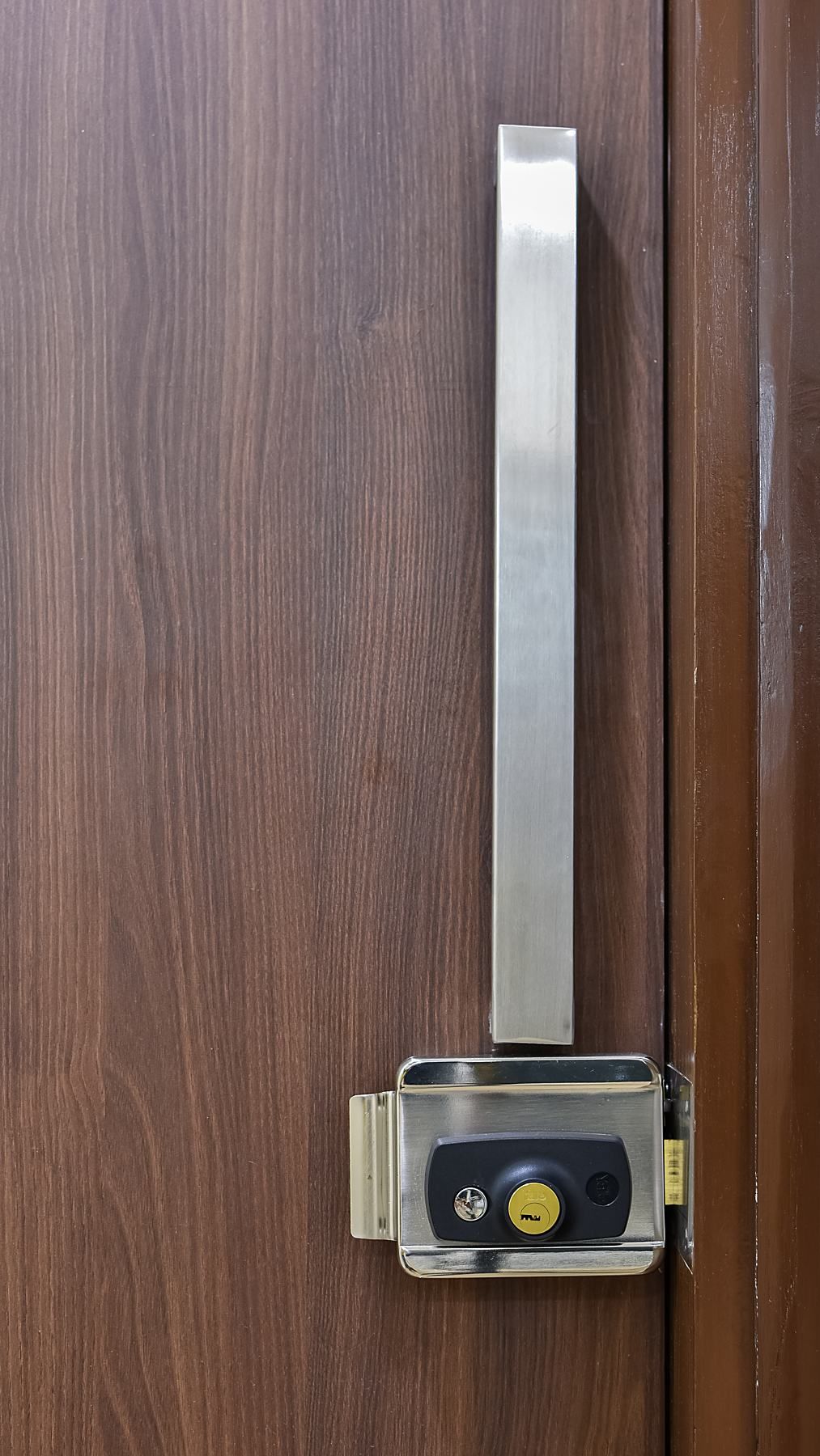 Electric Yale door lock