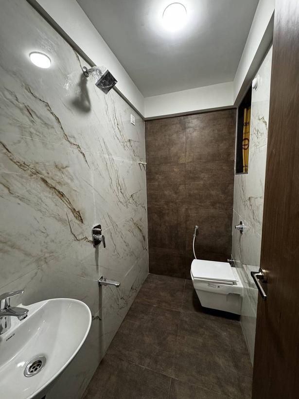 Dresden bathroom, full-height tiling