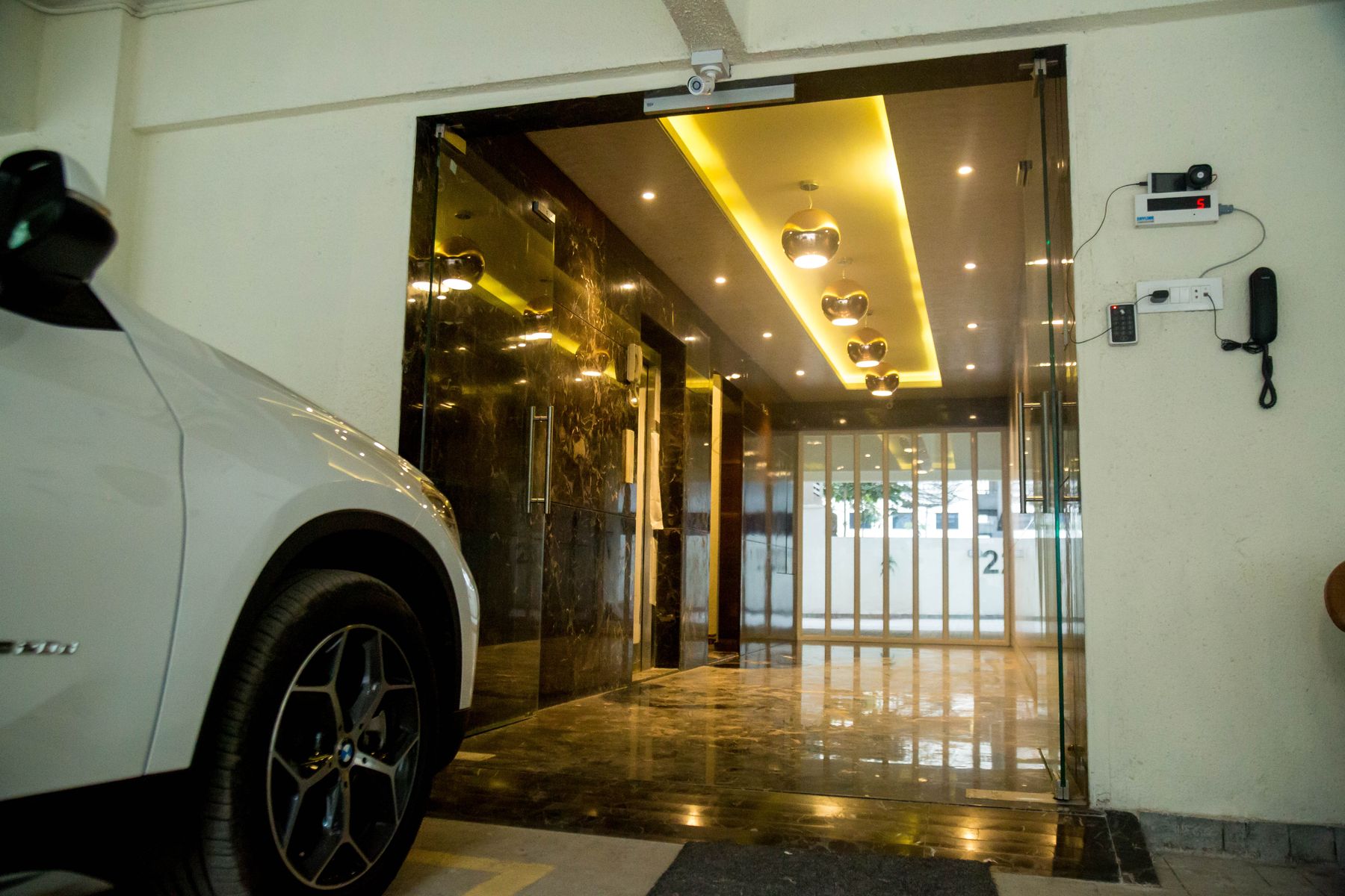 Driveway to the lobby