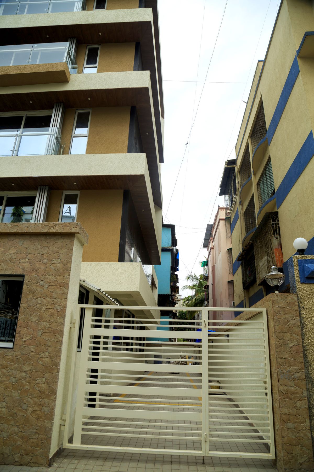 Side gate